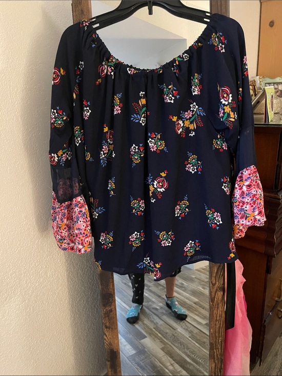Rock & Indigo Tops - Floral Off-Shoulder Peasant Blouse in Navy and Pink